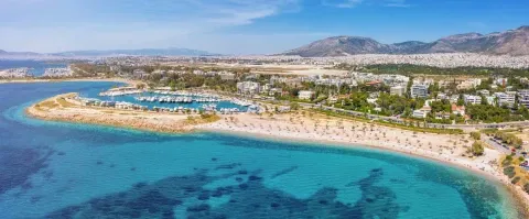 Η Γλυφάδα βρίσκεται στην «καρδιά» της Αθηναϊκής Ριβιέρας.