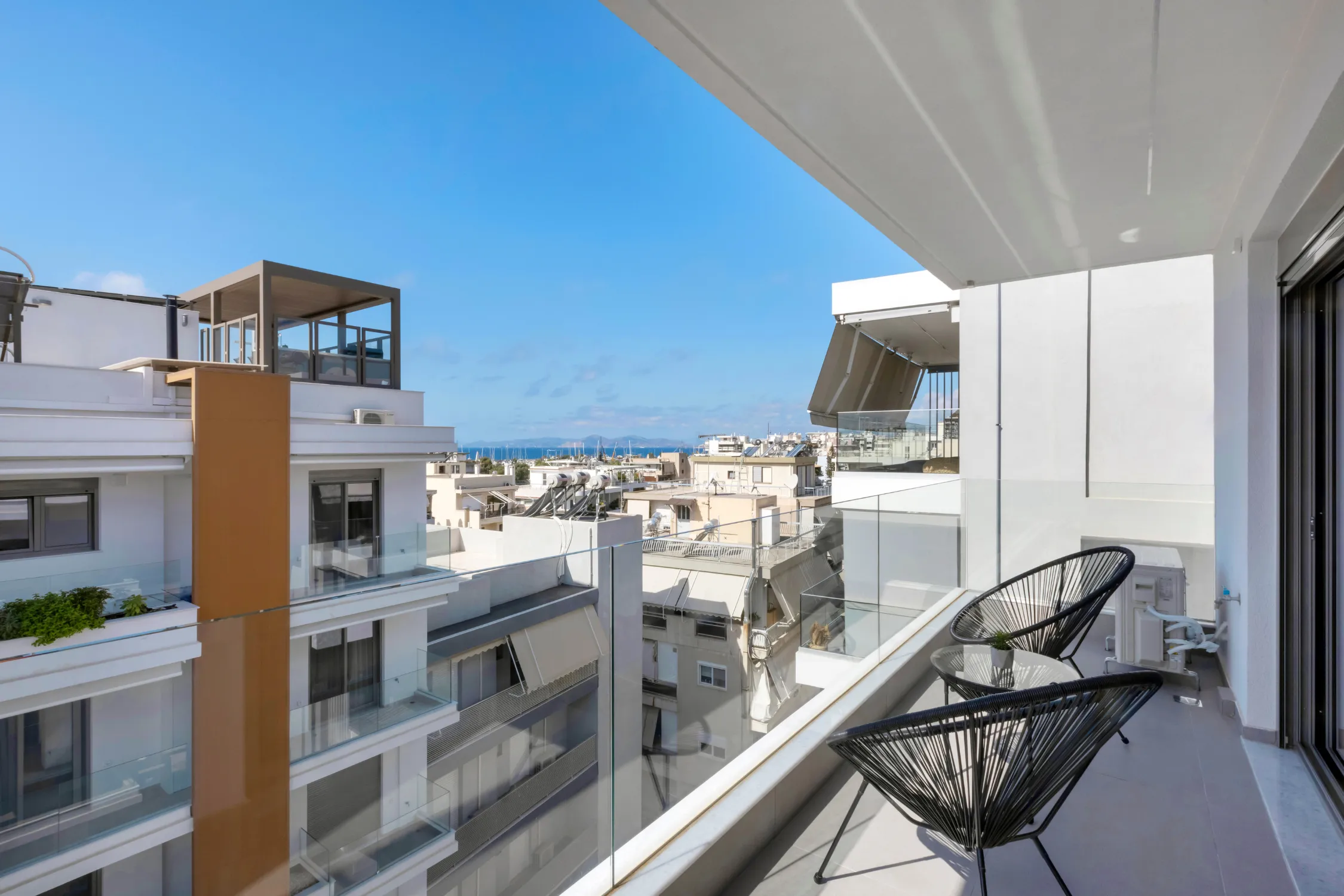 Royal Blue Residence II - gallery image 4